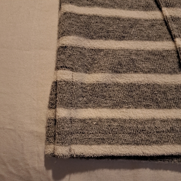 Old Navy boys Large or 10/12 swim coverup hooded gray & white stripe, NWT - Picture 6 of 6